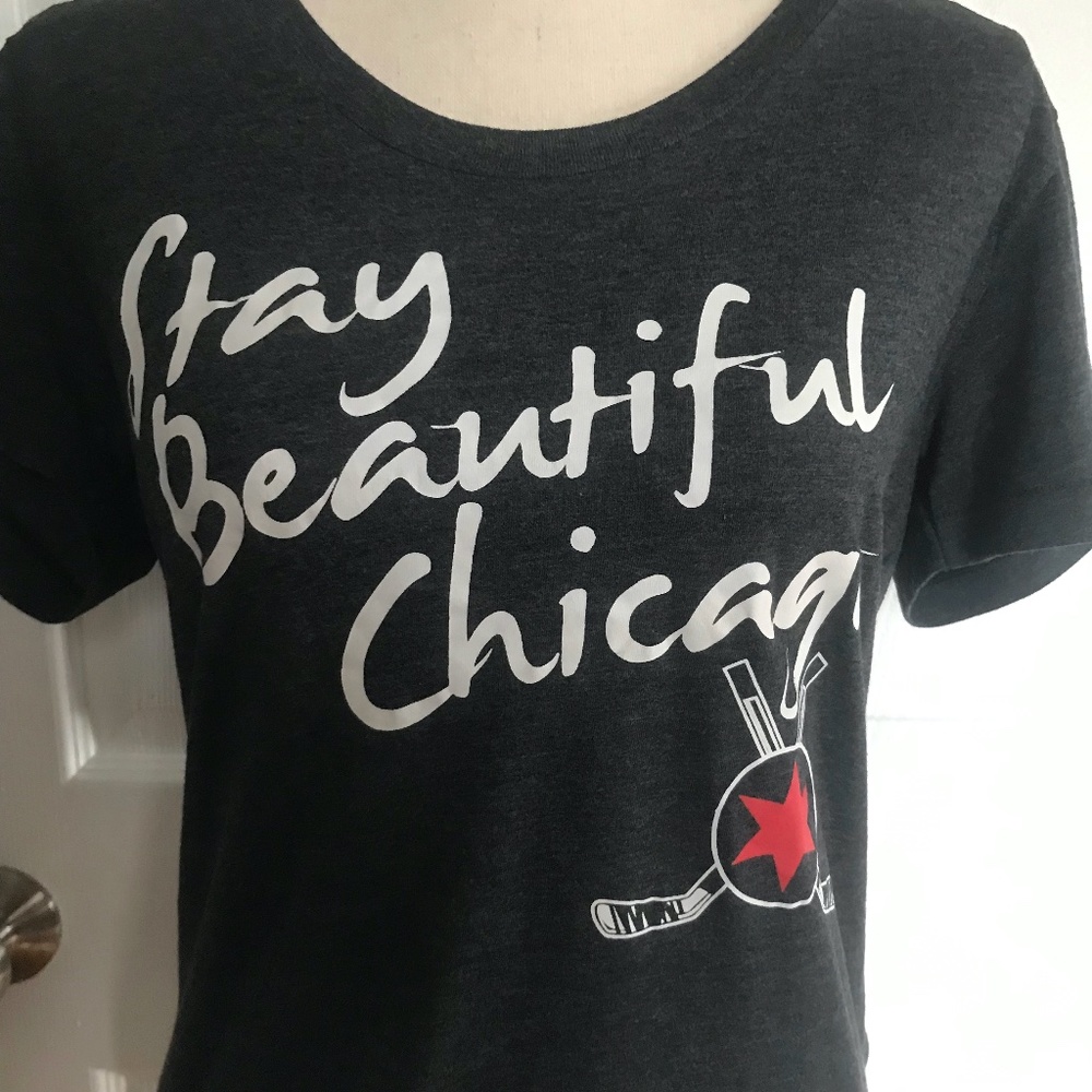 "Stay Beautiful Chicago" Hockey T-shirt Size XL Blackhawks